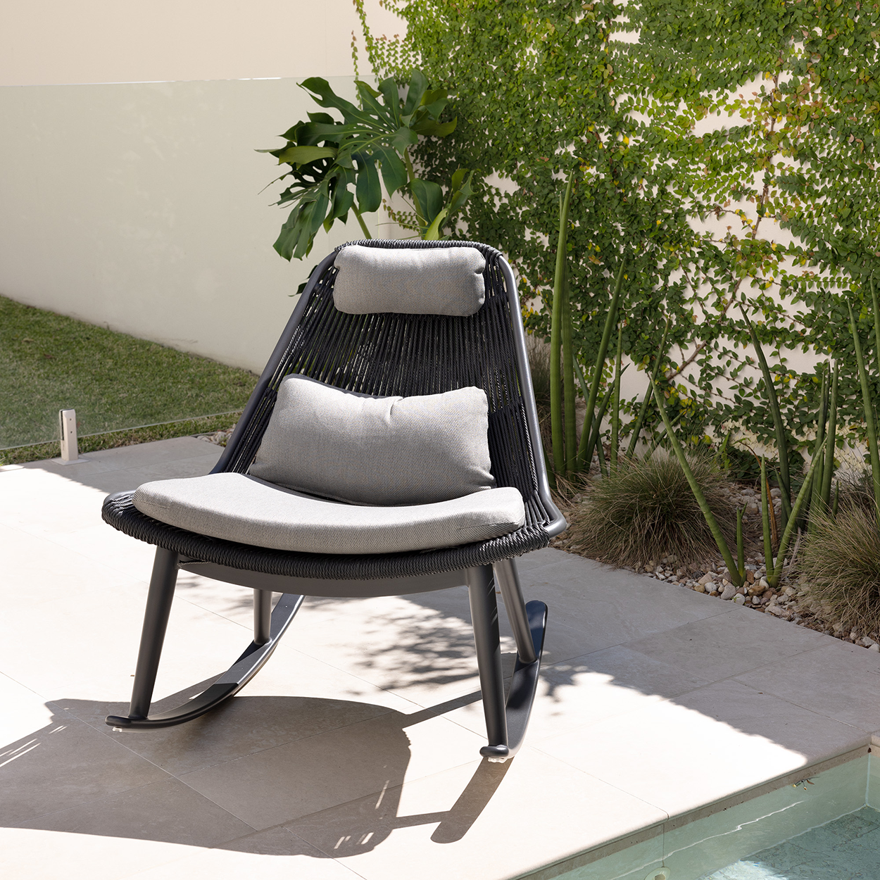 ARONA ROCKING CHAIR - BLACK/CHARCOAL