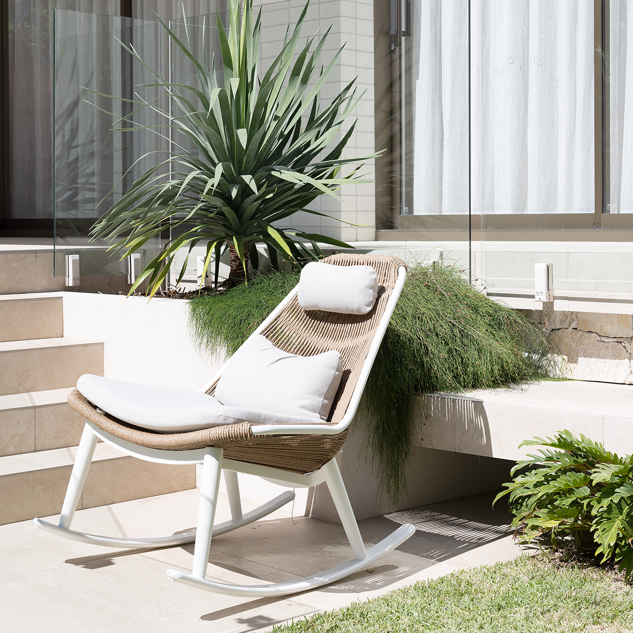 ARONA ROCKING CHAIR - WHITE/NATURAL