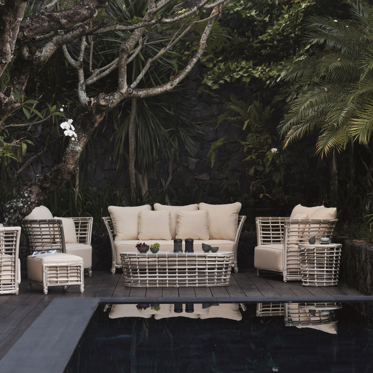Villa Outdoor Lounge Setting