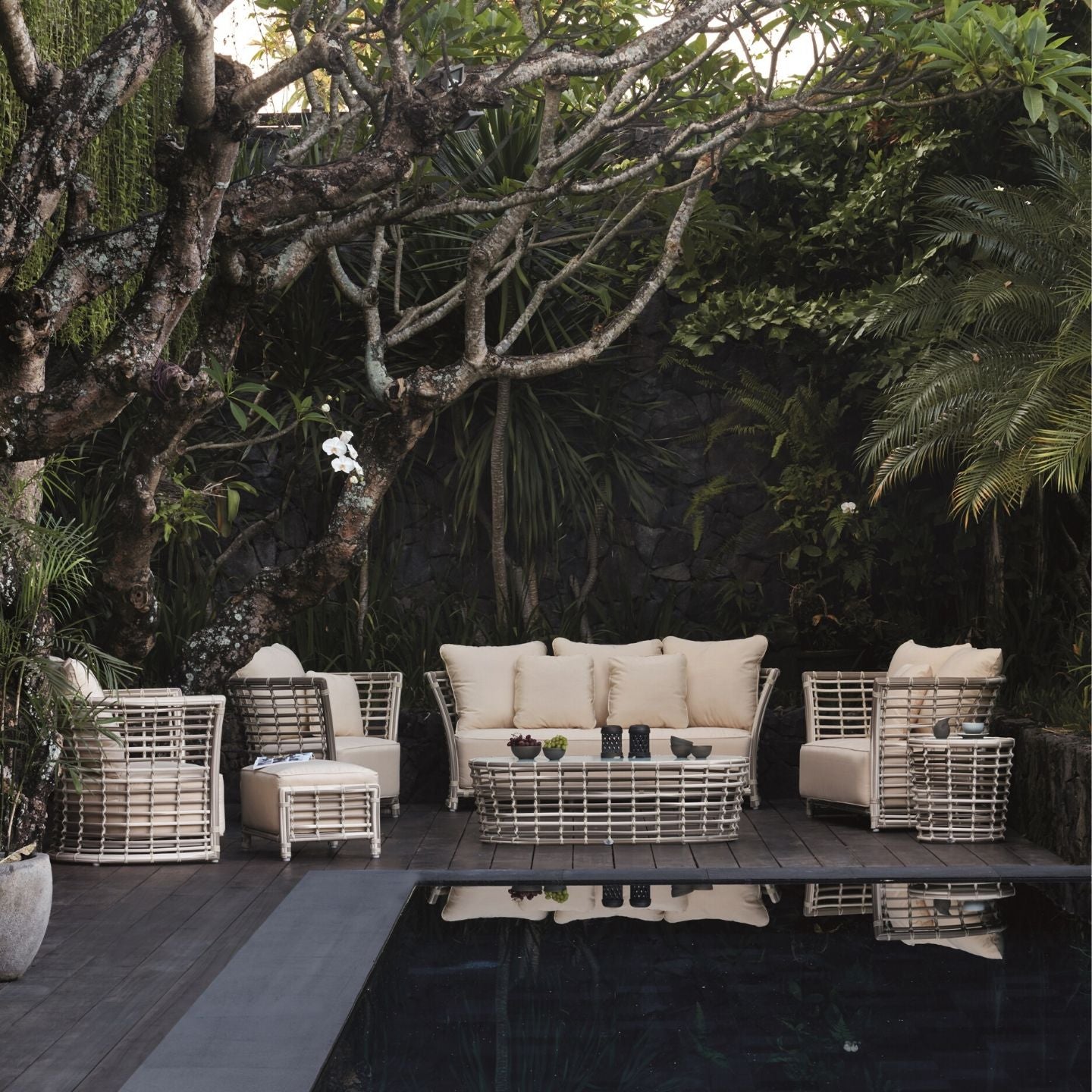Villa Outdoor Lounge Setting