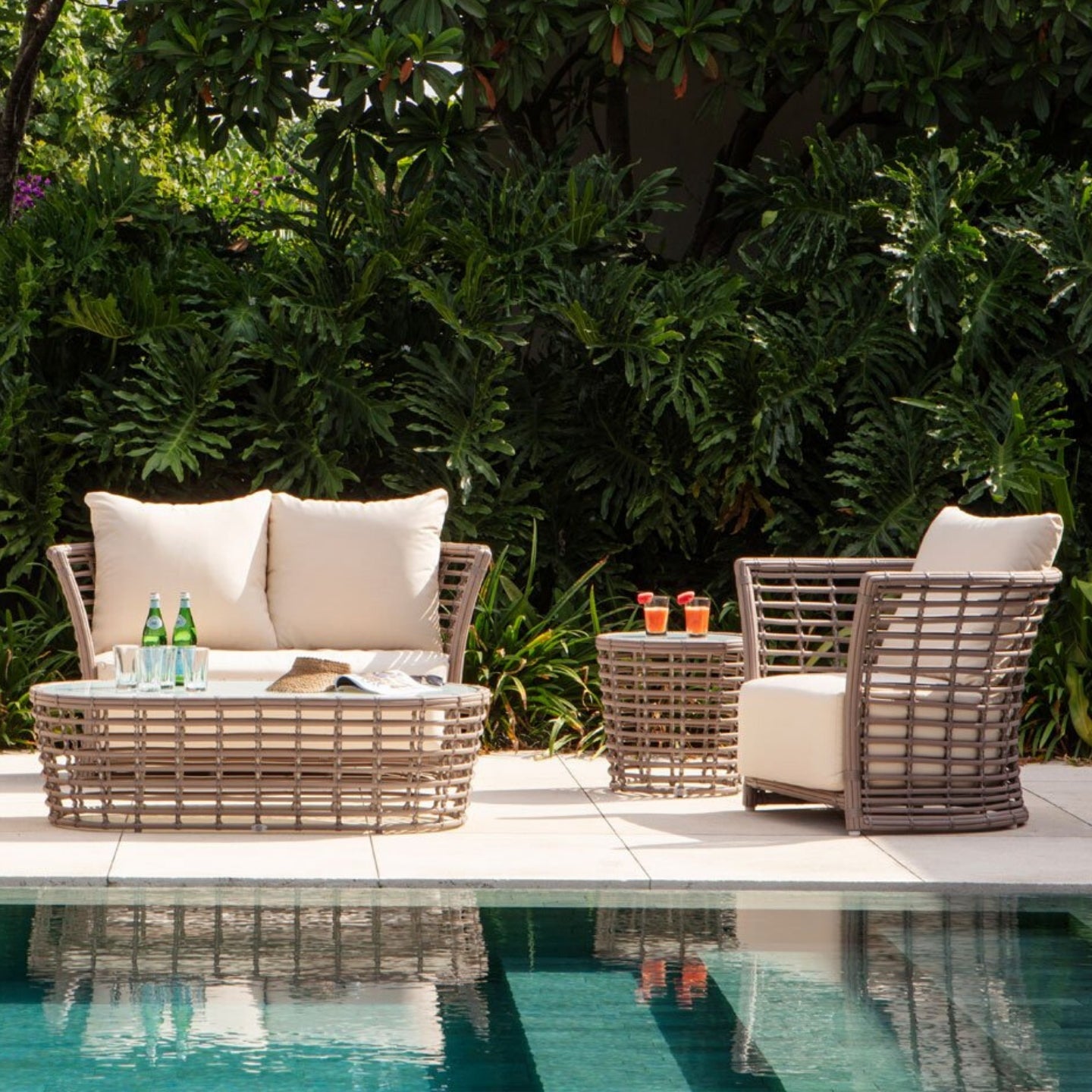 Villa Outdoor Lounge Setting