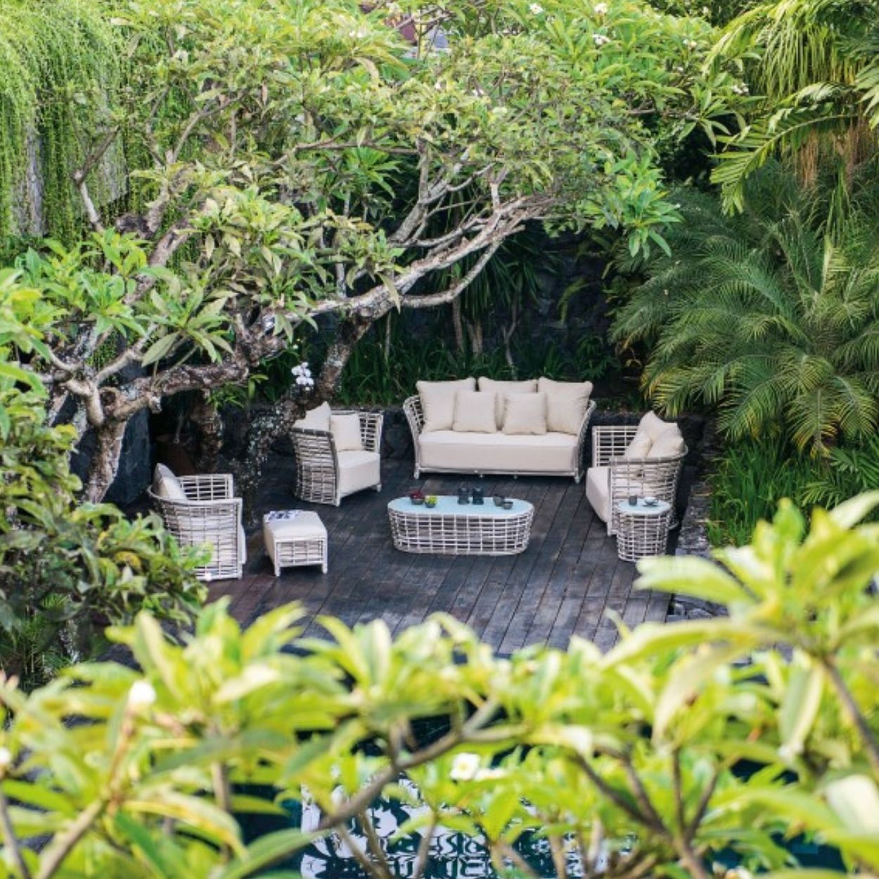 Villa Outdoor Lounge Setting